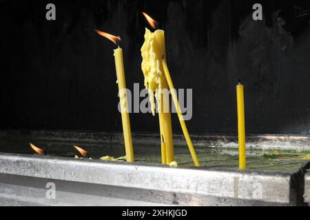 Candele accese, Chiesa ortodossa serba della Santissima Trinità a Gornji Milanovac, Sumadija, Serbia Foto Stock