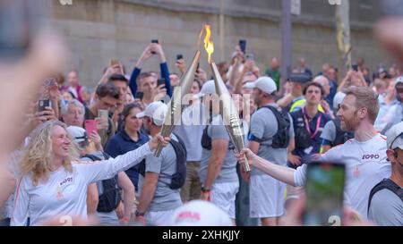 Portafiamma olimpico a Parigi Foto Stock