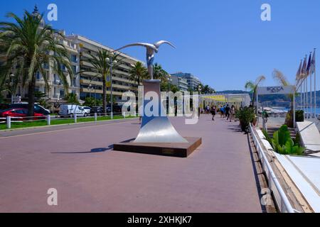 Opera commemorativa l'Angelo della Baia dell'artista di Nizza Jean-Marie Fondacaro. Questa scultura rende omaggio alle 86 vittime dell'attacco perpetrato Foto Stock