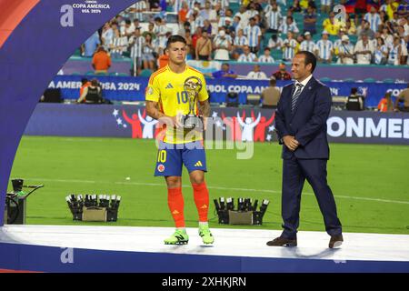 Miami, Stati Uniti. 15 luglio 2024. James Rodriguez della Colombia con il trofeo durante la partita CONMEBOL Copa America USA 2024 tra Argentina e Colombia all'Hard Rock Stadium il 15 luglio 2024 a Miami Gardens, Stati Uniti. Crediti: Brasile Photo Press/Alamy Live News Foto Stock