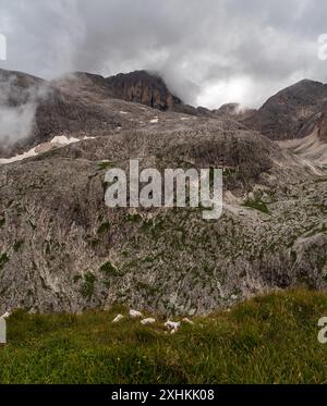 Vista dal colle Mantel sopra il rifugio Antermoia nelle Dolomiti durante le nuvolose giornate estive Foto Stock