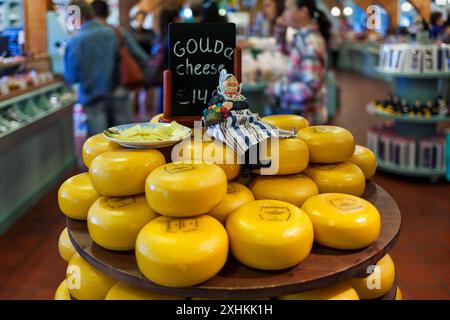 Round di formaggio gouda duro presso il negozio di Zaanse Schans, piccolo villaggio olandese, famoso per la produzione del formaggio. Foto Stock