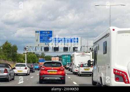 Code di traffico sull'autostrada M25 in direzione del Dartford Tunnel nel Kent, Regno Unito. Congestione. Indicazioni per A2, Dartford Crossing, A282, M11 Foto Stock