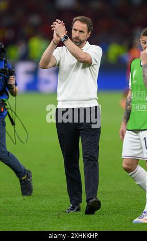 14 lug 2024 - Inghilterra contro Spagna - Campionati europei di calcio 2024 - finale - Stadio Olimpico - Berlino. Gareth Southgate applaude i tifosi inglesi dopo la partita. Foto : Mark Pain / Alamy Live News Foto Stock