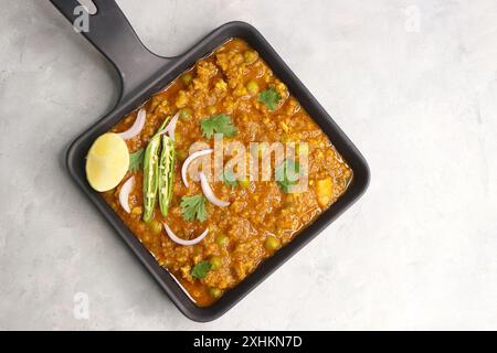 Il famoso piatto indiano Mutton matar Kheema Pav o Khima Paav è un curry di carne di capra macinata. Il keema di montone viene cotto con cipolla, pomodori e patate. Foto Stock