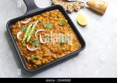 Il famoso piatto indiano Mutton matar Kheema Pav o Khima Paav è un curry di carne di capra macinata. Il keema di montone viene cotto con cipolla, pomodori e patate. Foto Stock