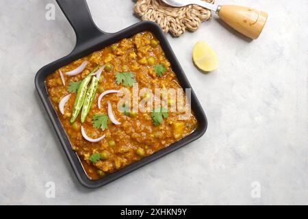 Il famoso piatto indiano Mutton matar Kheema Pav o Khima Paav è un curry di carne di capra macinata. Il keema di montone viene cotto con cipolla, pomodori e patate. Foto Stock