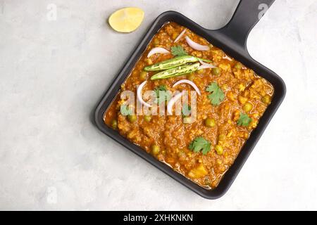 Il famoso piatto indiano Mutton matar Kheema Pav o Khima Paav è un curry di carne di capra macinata. Il keema di montone viene cotto con cipolla, pomodori e patate. Foto Stock