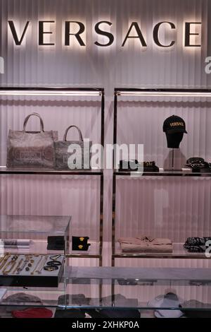 ABBIGLIAMENTO VERSACE IN MOSTRA ALL'INTERNO DELLA BOUTIQUE DI MODA Foto Stock