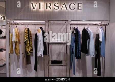 ABBIGLIAMENTO VERSACE IN MOSTRA ALL'INTERNO DELLA BOUTIQUE DI MODA Foto Stock