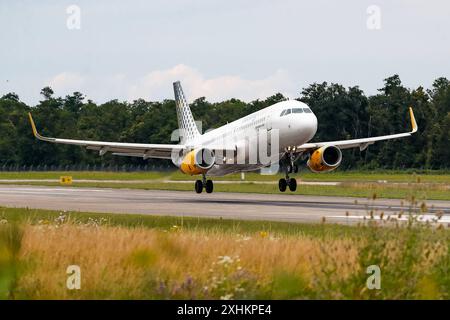 EuroAirport Basel Mulhouse, Schweiz, Frankreich, Vueling A320 bei der Landung, fliegen, Passagiere, Reisen, Urlaub, Geschäftsflüge, Flugverkehr, Verbindung, International, Geschäftsflugzeug Basilea EuroAirport Basilea Mulhouse F Baden-Wuerttemberg Frankreich *** EuroAirport Basilea Mulhouse, Svizzera, Francia, Vueling A320 all'atterraggio, volo, passeggeri, viaggio, vacanza, voli business, traffico aereo, coincidenza, voli internazionali, aerei business Basilea EuroAirport Basilea Mulhouse F Baden Wuerttemberg Francia Copyright: xGrantxHubbsx Foto Stock