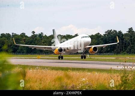 EuroAirport Basel Mulhouse, Schweiz, Frankreich, Vueling A320 bei der Landung, fliegen, Passagiere, Reisen, Urlaub, Geschäftsflüge, Flugverkehr, Verbindung, International, Geschäftsflugzeug Basilea EuroAirport Basilea Mulhouse F Baden-Wuerttemberg Frankreich *** EuroAirport Basilea Mulhouse, Svizzera, Francia, Vueling A320 all'atterraggio, volo, passeggeri, viaggio, vacanza, voli business, traffico aereo, coincidenza, voli internazionali, aerei business Basilea EuroAirport Basilea Mulhouse F Baden Wuerttemberg Francia Copyright: xGrantxHubbsx Foto Stock