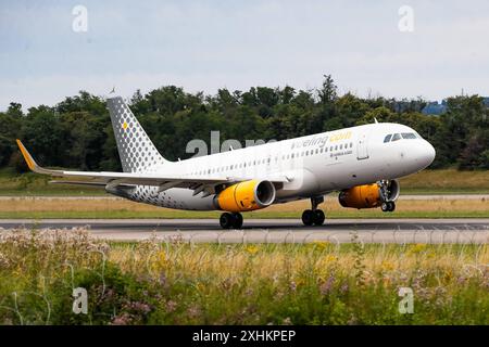 EuroAirport Basel Mulhouse, Schweiz, Frankreich, Vueling A320 bei der Landung, fliegen, Passagiere, Reisen, Urlaub, Geschäftsflüge, Flugverkehr, Verbindung, International, Geschäftsflugzeug Basilea EuroAirport Basilea Mulhouse F Baden-Wuerttemberg Frankreich *** EuroAirport Basilea Mulhouse, Svizzera, Francia, Vueling A320 all'atterraggio, volo, passeggeri, viaggio, vacanza, voli business, traffico aereo, coincidenza, voli internazionali, aerei business Basilea EuroAirport Basilea Mulhouse F Baden Wuerttemberg Francia Copyright: xGrantxHubbsx Foto Stock