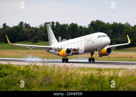 EuroAirport Basel Mulhouse, Schweiz, Frankreich, Vueling A320 bei der Landung, fliegen, Passagiere, Reisen, Urlaub, Geschäftsflüge, Flugverkehr, Verbindung, International, Geschäftsflugzeug Basilea EuroAirport Basilea Mulhouse F Baden-Wuerttemberg Frankreich *** EuroAirport Basilea Mulhouse, Svizzera, Francia, Vueling A320 all'atterraggio, volo, passeggeri, viaggio, vacanza, voli business, traffico aereo, coincidenza, voli internazionali, aerei business Basilea EuroAirport Basilea Mulhouse F Baden Wuerttemberg Francia Copyright: xGrantxHubbsx Foto Stock