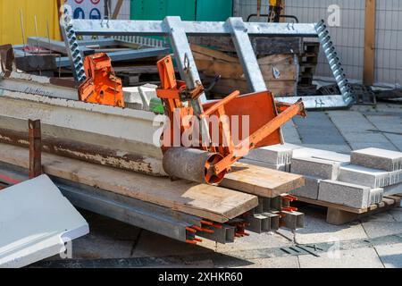 Materiali e attrezzature da costruzione presso il sito di riparazione stradale Foto Stock