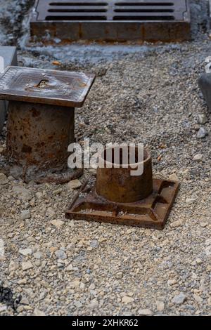 Scarichi per acqua e pioggia in un sito di riparazione stradale Foto Stock