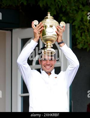 Londra, Gran Bretagna. 14 luglio 2024. Carlos Alcaraz alza il trofeo dopo aver vinto la finale maschile tra Carlos Alcaraz di Spagna e Novak Djokovic di Serbia al campionato di tennis di Wimbledon a Londra, Regno Unito, 14 luglio 2024. Crediti: Li Ying/Xinhua/Alamy Live News Foto Stock