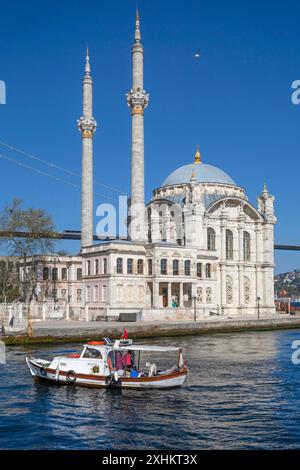 Turchia, Istanbul, Ortakoy, vecchia barca da pesca di fronte alla moschea di Ortakoy sul ponte sul Bosforo Foto Stock