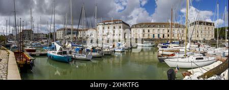 Francia, Charente Maritime, Rochefort, il porto turistico, vecchi edifici Foto Stock