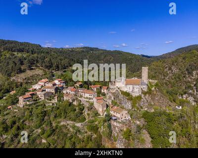 Francia, alta Loira, Saint Andre de Chalencon, castello e chiesa di Chalencon, valle dell'Ance (vista aerea) Foto Stock
