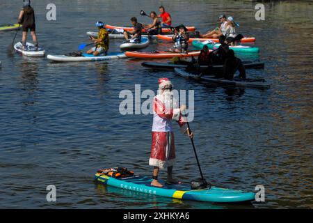 Mosca, Russia. 14 luglio 2024. Le persone prendono parte a un festival di surf SUP (Stand Up Paddle) a Mosca, in Russia, il 14 luglio 2024. Crediti: Alexander Zemlianichenko Jr/Xinhua/Alamy Live News Foto Stock