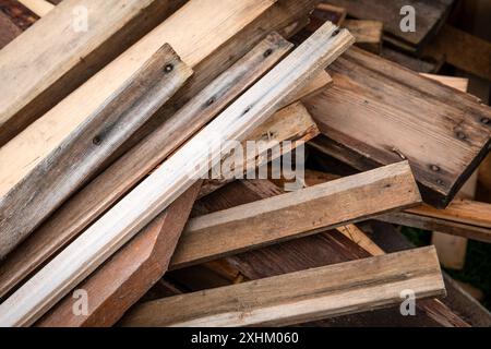 Residui di legno, rifiuti di legno e materiali da costruzione usati. Foto Stock