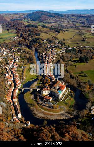 Francia, alta Loira, valle di Allier, Lavoute Chilhac, il villaggio e il Priory Sainte Croix nell'ansa del fiume Allier Foto Stock