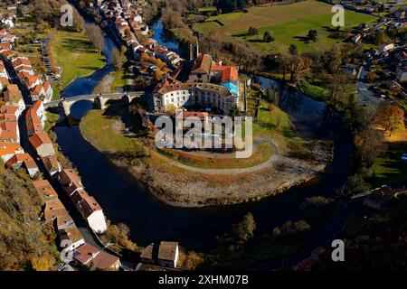 Francia, alta Loira, valle di Allier, Lavoute Chilhac, il villaggio e il Priory Sainte Croix nell'ansa del fiume Allier Foto Stock