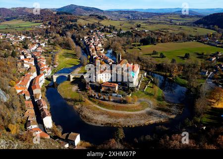 Francia, alta Loira, valle di Allier, Lavoute Chilhac, il villaggio e il Priory Sainte Croix nell'ansa del fiume Allier Foto Stock