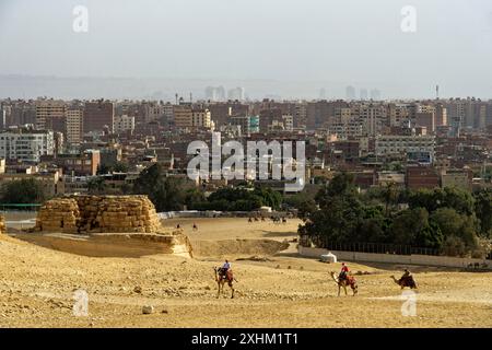 Egitto, Cairo, Giza, patrimonio mondiale dell'UNESCO, e Cairo sullo sfondo Foto Stock