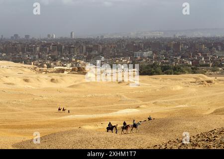 Egitto, Cairo, Giza, patrimonio mondiale dell'UNESCO, e Cairo sullo sfondo Foto Stock
