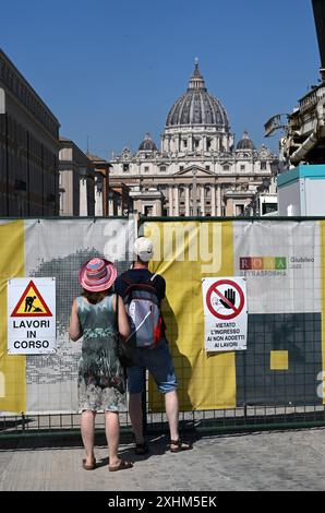 La trasformazione di Piazza Pia vicino alla basilica di San Pietro in Vaticano è in corso il 2024 luglio a Roma, Italia. È uno dei progetti più significativi, che ha causato il maggior disagio del traffico fino ad oggi, è una nuova piazza e zona pedonale del Vaticano che collega Castel Sant'Angelo con il viale della conciliazione che conduce a Piazza San Pietro. - I progetti di lavori pubblici prima del Giubileo hanno travolto Roma, con cantieri illuminati dalle inondazioni in funzione 24 ore su 24, interi tratti di viali centrali deviati e il traffico che aggrava la strada già intasata della città Foto Stock