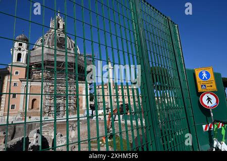 Il 2024 luglio è in corso la costruzione di un importante hub sotterraneo nel centro di Piazza Venezia a Roma, Italia, per completare la terza linea della metropolitana di Roma, che collegherà le due basiliche principali della città, San Pietro e San Giovanni in Laterano, e sezionerà il cuore del centro ricco di arte. Intorno alla stazione principale di fronte all'imponente Monumento Nazionale a Vittorio Emanuele II, comunemente noto come Vittoriano, è stato costruito un muro di contenimento profondo 85 metri. - I progetti di lavori pubblici pre-giubileo hanno travolto Roma, con cantieri illuminati da inondazioni che operano 24 ore su 24, interi tratti di viali centrali Foto Stock