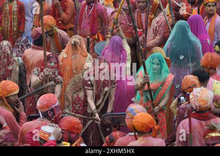 India, Uttar Pradesh, Holi festival, Colour and Spring festival che celebra l'amore tra Krishna e Radha, Lathmar Holi Foto Stock