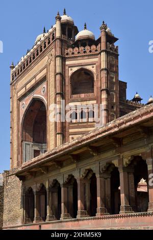 India, Uttar Pradesh, sito patrimonio dell'umanità dell'UNESCO, Fatehpur Sikri, sulle scale di Jama Masjid (XVI C), la grande Moschea, Buland Darwaza Foto Stock