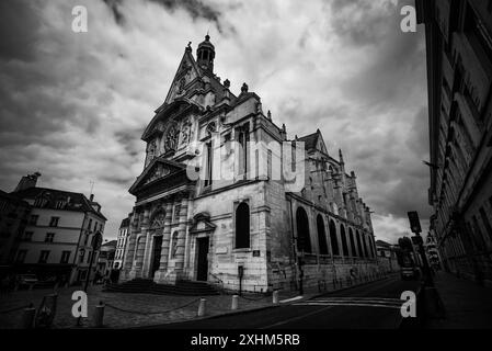 L'Église Saint-Étienne-du-Mont in Place Sainte-Geneviève sotto cieli Moody - Parigi, Francia Foto Stock