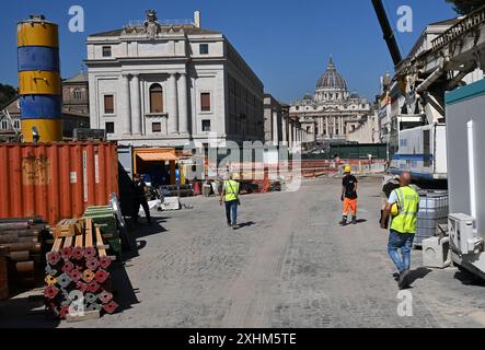 La trasformazione di Piazza Pia vicino alla basilica di San Pietro in Vaticano è in corso il 2024 luglio a Roma, Italia. È uno dei progetti più significativi, che ha causato il maggior disagio del traffico fino ad oggi, è una nuova piazza e zona pedonale del Vaticano che collega Castel Sant'Angelo con il viale della conciliazione che conduce a Piazza San Pietro. - I progetti di lavori pubblici prima del Giubileo hanno travolto Roma, con cantieri illuminati dalle inondazioni in funzione 24 ore su 24, interi tratti di viali centrali deviati e il traffico che aggrava la strada già intasata della città Foto Stock