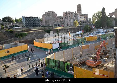 Il 2024 luglio è in corso la costruzione di un importante hub sotterraneo vicino al foro Romano a Roma, Italia, per completare la terza linea della metropolitana di Roma, che collegherà le due basiliche principali della città, San Pietro e San Giovanni in Laterano, e sezionerà il cuore del centro ricco di arte. - I progetti di lavori pubblici prima del Giubileo hanno travolto Roma, con cantieri illuminati dalle inondazioni in funzione 24 ore su 24, interi tratti di viali centrali deviati e il traffico che perturba le strade già intasate della città. La frenesia del lavoro ha incastrato il traffico, alla furia dei residenti, e ha lasciato alcuni visitatori quest'estate sentendosi sfrenati Foto Stock