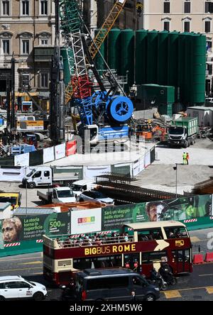 Il 2024 luglio è in corso la costruzione di un importante hub sotterraneo nel centro di Piazza Venezia a Roma, Italia, per completare la terza linea della metropolitana di Roma, che collegherà le due basiliche principali della città, San Pietro e San Giovanni in Laterano, e sezionerà il cuore del centro ricco di arte. Intorno alla stazione principale di fronte all'imponente Monumento Nazionale a Vittorio Emanuele II, comunemente noto come Vittoriano, è stato costruito un muro di contenimento profondo 85 metri. - I progetti di lavori pubblici pre-giubileo hanno travolto Roma, con cantieri illuminati da inondazioni che operano 24 ore su 24, interi tratti di viali centrali Foto Stock