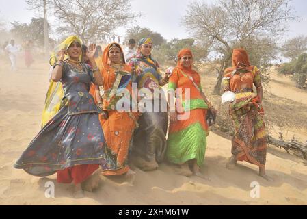 India, Rajasthan, dintorni di Mukam, festival di Jambeshwar, pellegrini Bishnoi che scendono lungo la duna di sabbia di Samrathal Dora Foto Stock