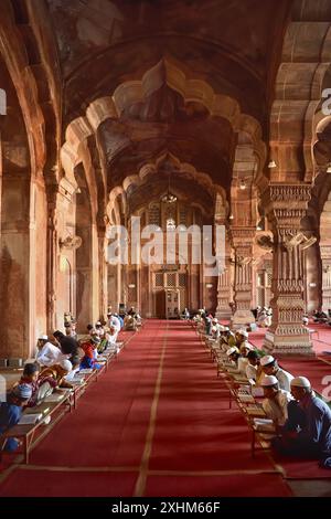 India, Madhya Pradesh, Bhopal, moschea Taj-ul-Masajid (Corona delle moschee), bambini musulmani e adolescenti che studiano il Corano Foto Stock