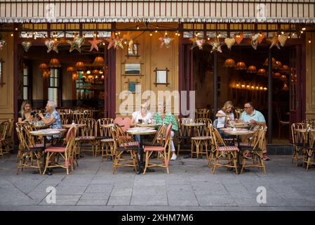 Parigi, Francia, persone sedute sul patio di un ristorante a Parigi che si godevano la colazione. Foto Stock