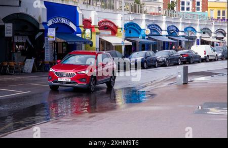 Un'auto passa davanti a una grande enigma dopo una tempesta a Southend on Sea Foto Stock