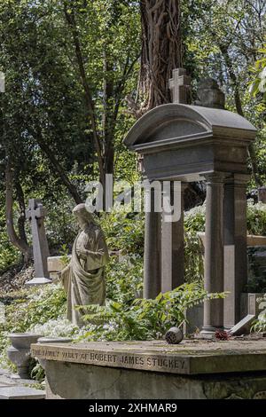 Una volta di famiglia e altre tombe a Highgate Cemetery, Londra, Regno Unito Foto Stock