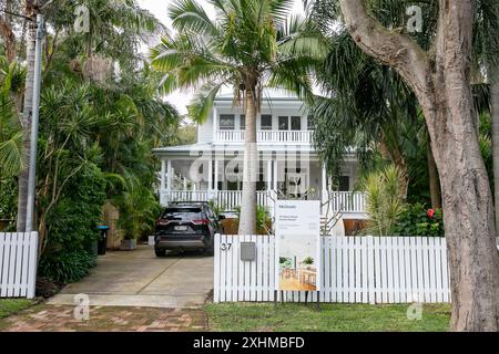 Casa in stile Hamptons moderna e indipendente australiana nel sobborgo di North Avalon Beach in vendita con agenti immobiliari McGrath, Sydney, Australia Foto Stock