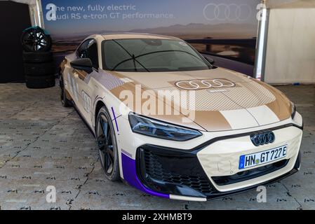 Audi RS e-Tron GT Performance auto elettrica in mostra all'evento Motorsport Goodwood Festival of Speed 2024 nel West Sussex, Regno Unito Foto Stock