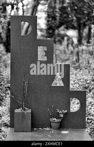 Immagine in bianco e nero di una tomba moderna con un ironico "MORTO" intagliato, appartenente a un incisore e pittore, Patrick Caulfield. Highgate Cemetery, Londra Foto Stock