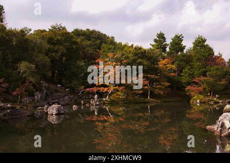 Abbracciando la serena bellezza del paesaggio autunnale di Kyoto Foto Stock