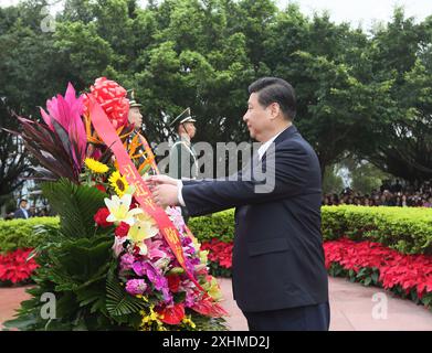 Pechino, provincia cinese del Guangdong. 8 dicembre 2012. XI Jinping posa un cesto di fiori di fronte alla statua in bronzo di Deng Xiaoping nel parco Lianhuashan a Shenzhen, nella provincia del Guangdong, nel sud della Cina, 8 dicembre 2012. PER ANDARE CON "Profile: XI Jinping the Reformer" credito: LAN Hongguang/Xinhua/Alamy Live News Foto Stock