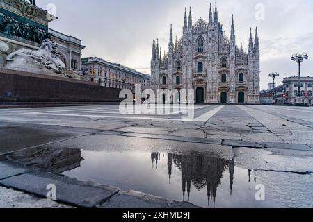 Piazza del Duomo dopo la pioggia all'alba, Milano Foto Stock